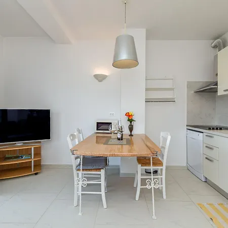 Apartman Curicta 1 *