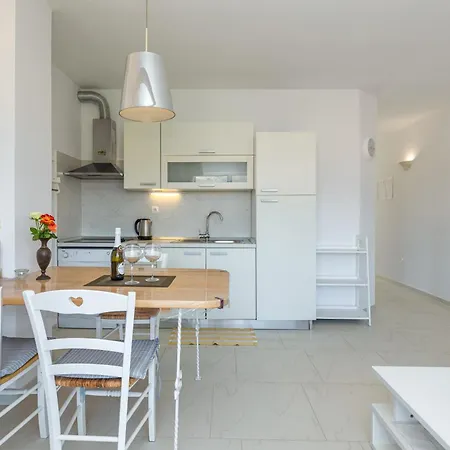 Apartman Curicta 1 *